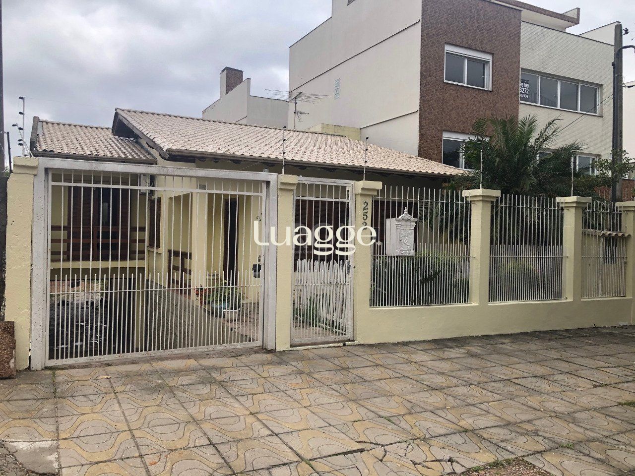 Casa à venda com 4 quartos, 229m² - Foto 1