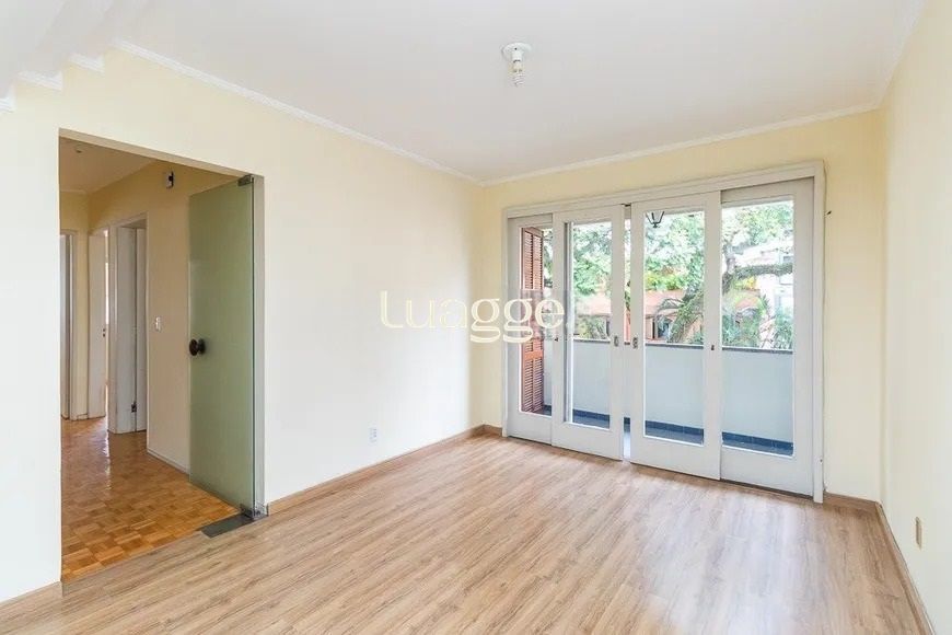 Amplo apartamento de 3 dormitórios com sacada e vaga coberta no Petrópolis