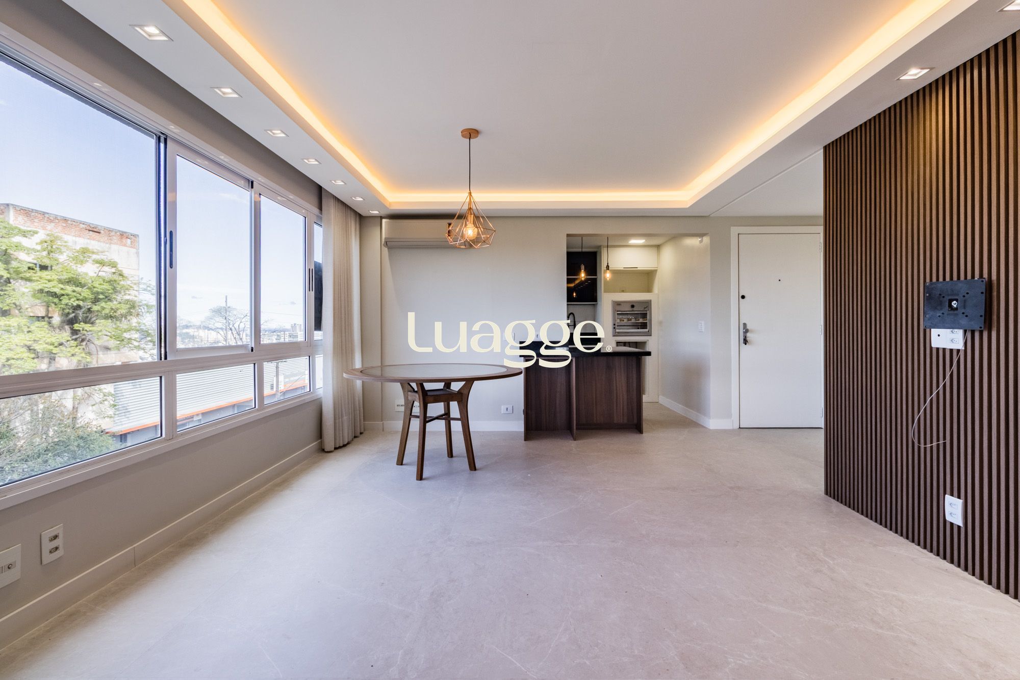 Apartamento reformado de 2 dormitórios com suíte no Jardim Botânico