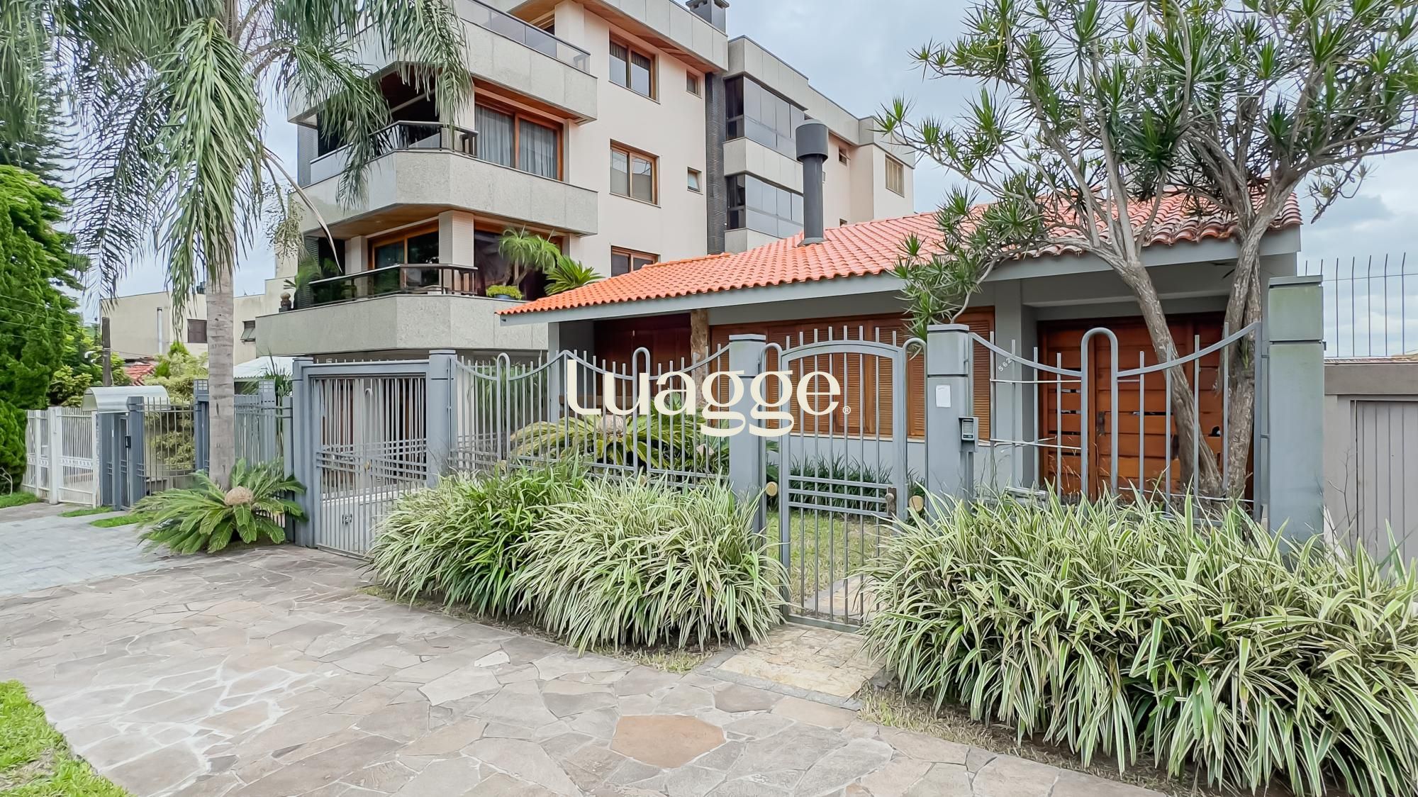 Casa à venda com 3 quartos, 208m² - Foto 1