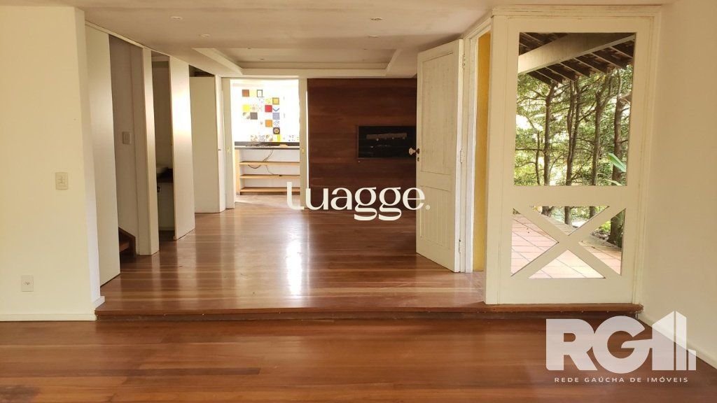 Casa de Condomínio à venda com 3 quartos, 222m² - Foto 2