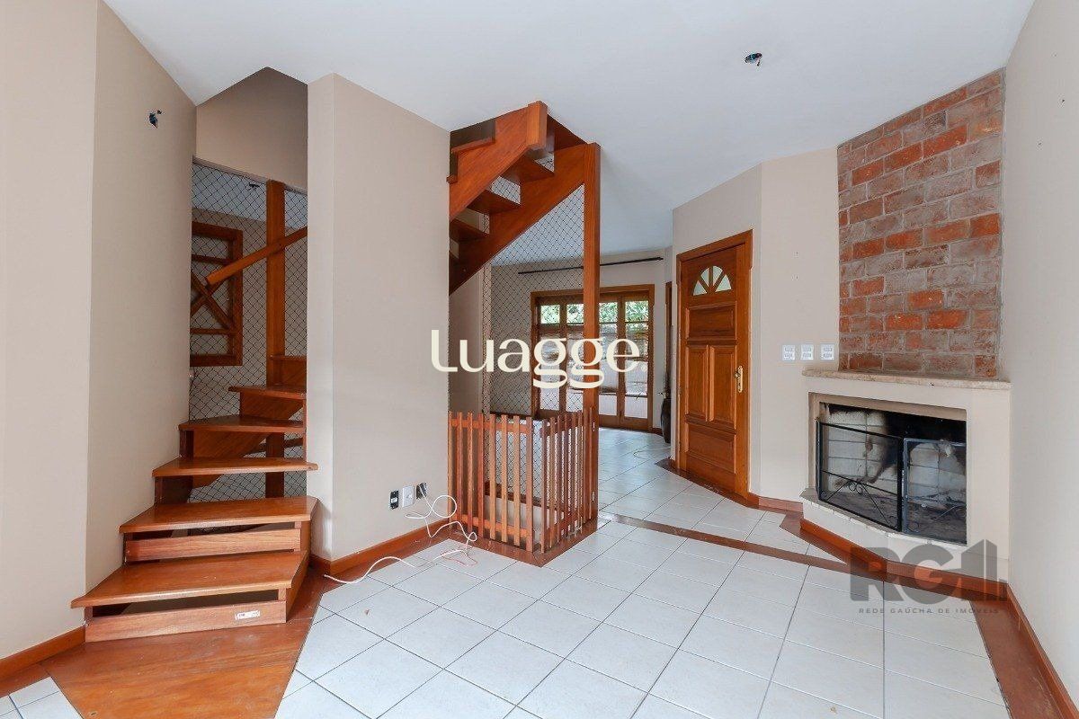 Casa de Condomínio à venda com 3 quartos, 250m² - Foto 1