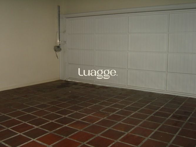 Casa à venda com 3 quartos, 216m² - Foto 1