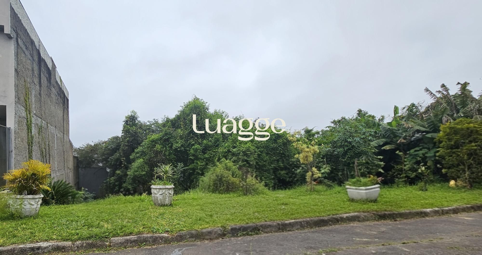 Terreno com 432,60m² em loteamento com excelente padrão construtivo no bairro Ipanema, longe de alagamentos !