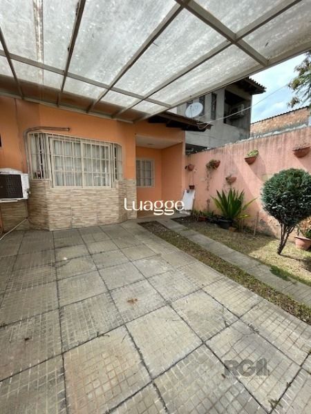 Casa em Porto Alegre, no bairro Hípica, com 2 dormitório(s), e 2 banheiros, à venda.