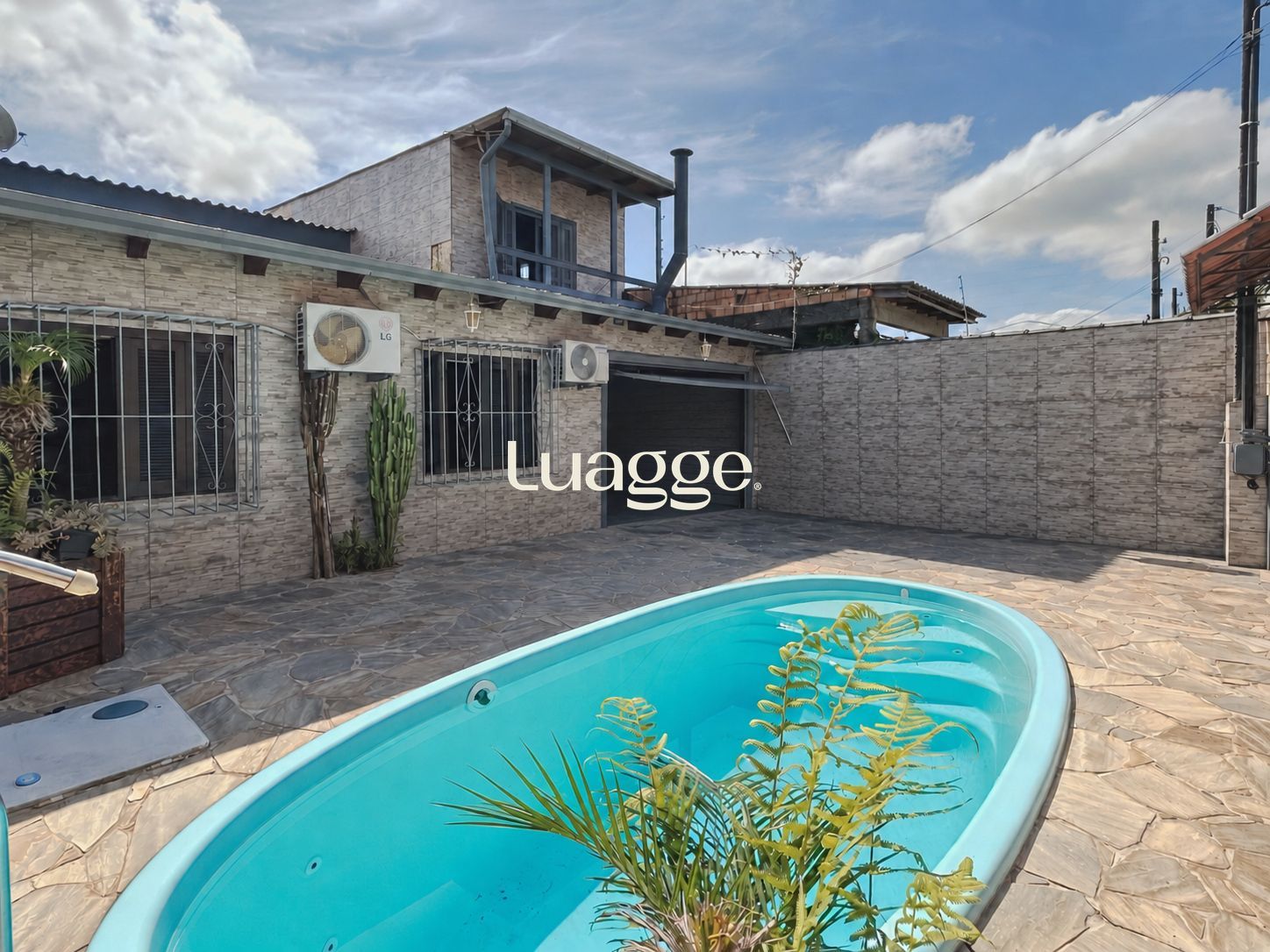 Casa com piscina e com 4 dormitorios no bairro Restinga