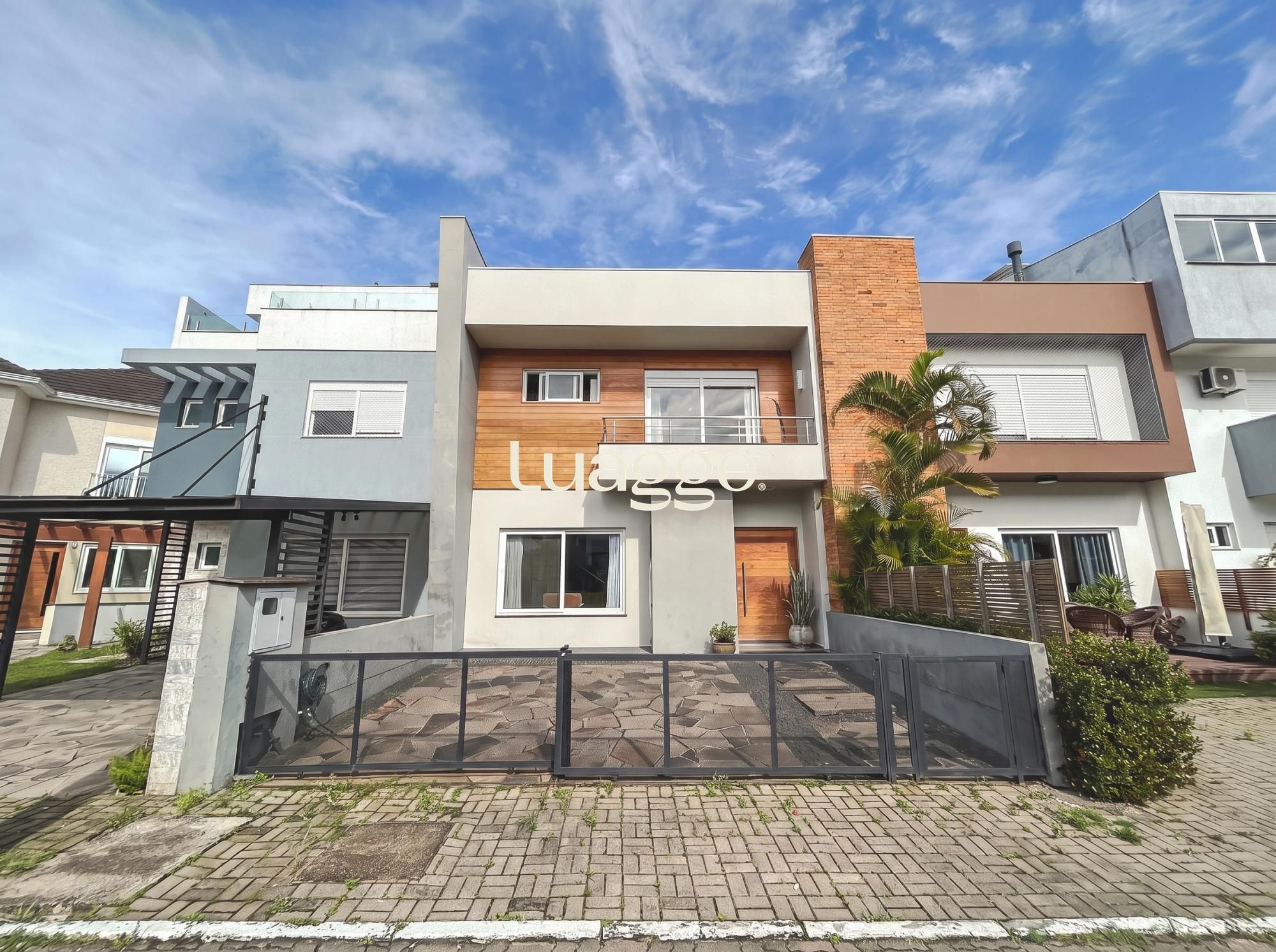 Casa 3 dormitórios com 150m2 em condomínio com infraestrutura no bairro Hípica!