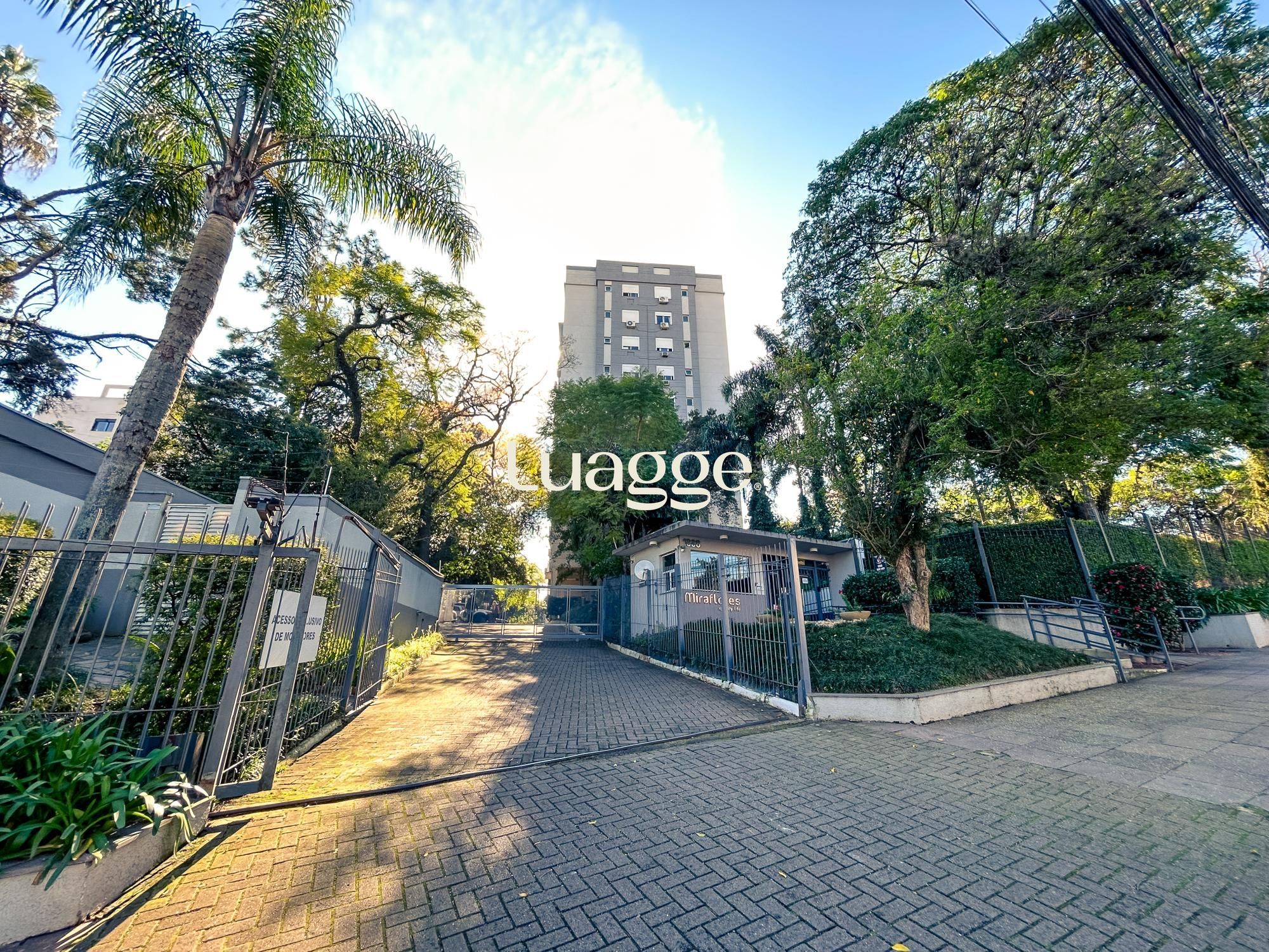 Apartamento mobiliado de 2 dormitórios com 1 suíte no bairro Cristal