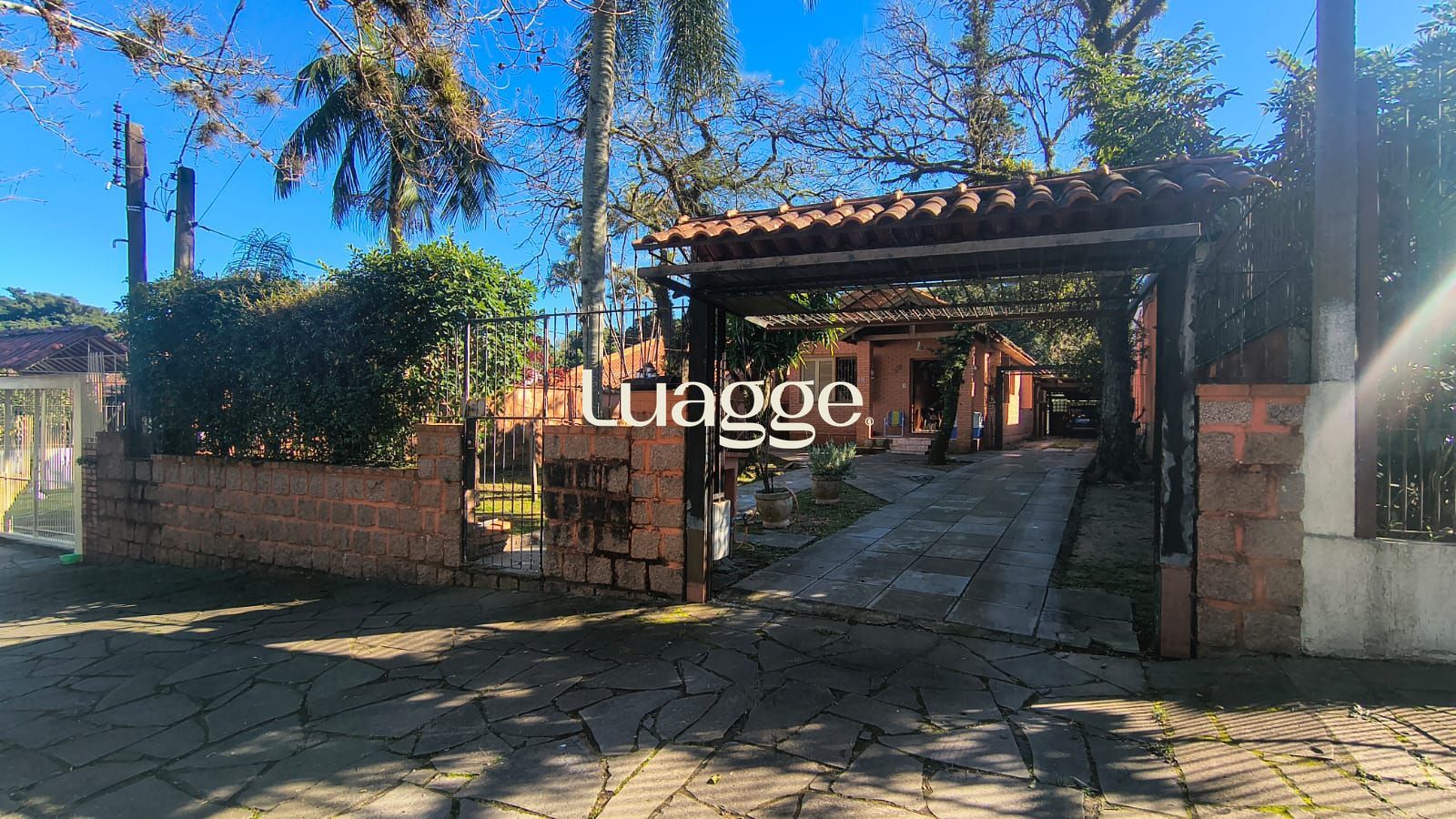 Casa a venda de 3 dormitórios no bairro Guarujá