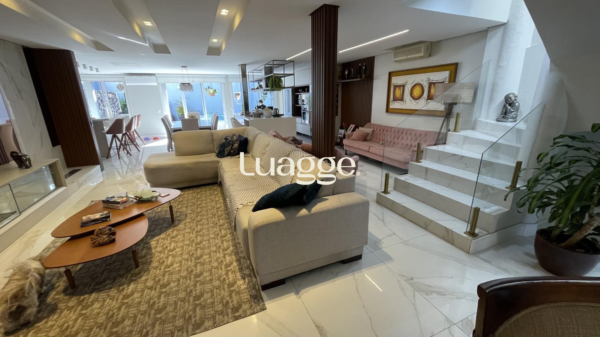 Casa com 3 dormitórios, suíte master, espaço gourmet e 4 vagas.