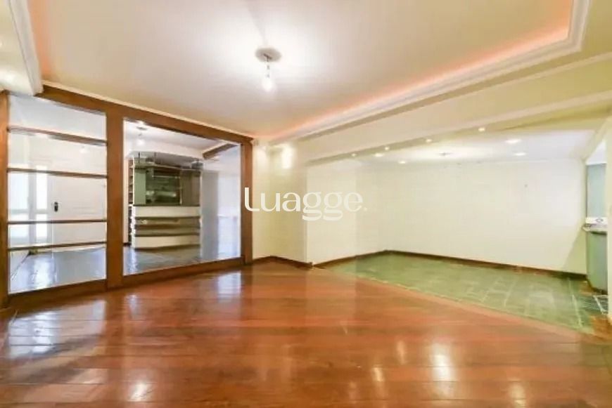 Casa à venda com 3 quartos, 229m² - Foto 1