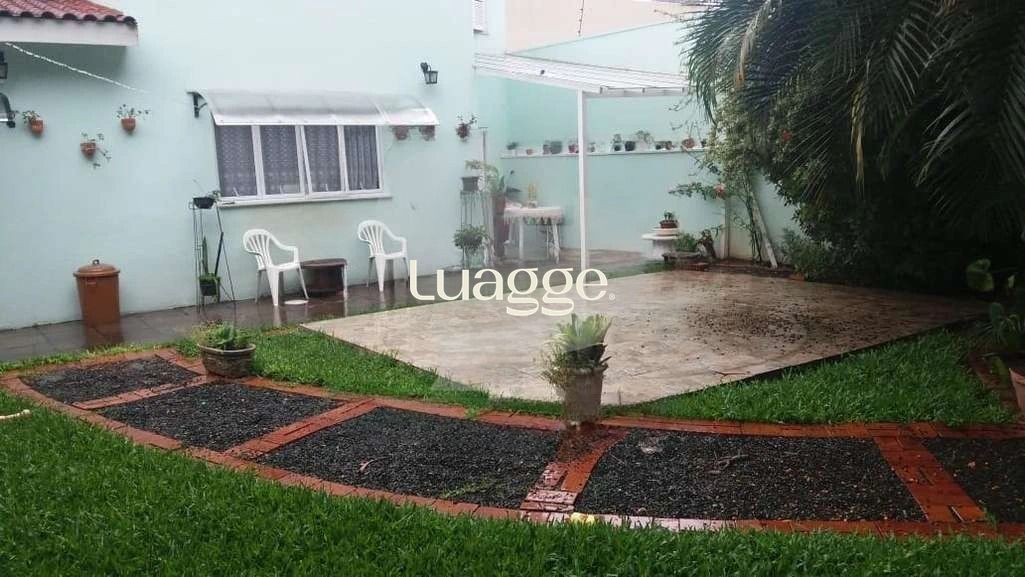 Casa com 3 dormitórios, suíte, churrasqueira e amplo pátio.