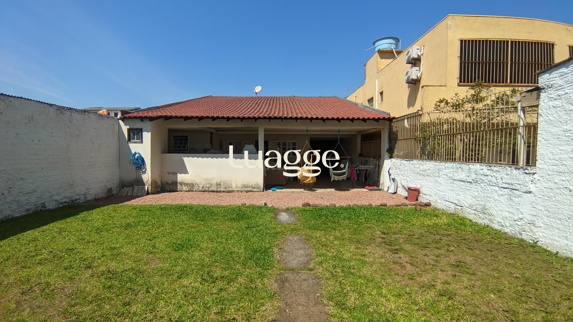 Casa com 3 suítes e pátio amplo no Jardim Itú em Porto Alegre
