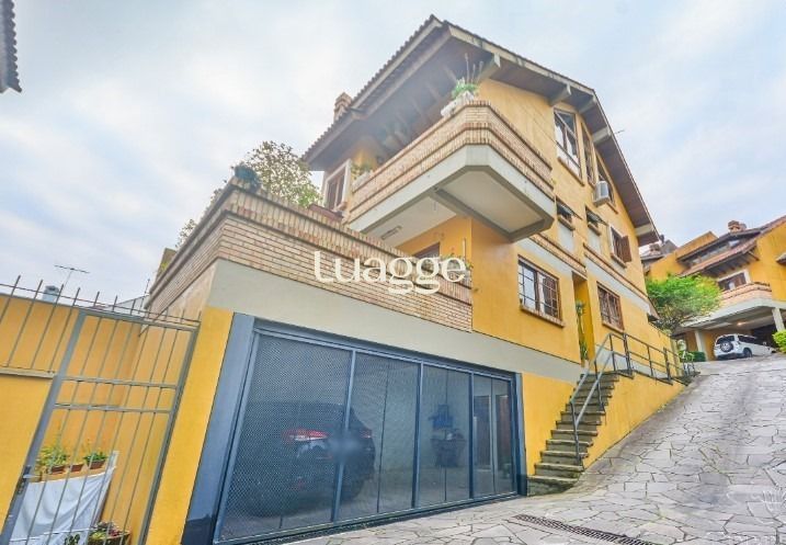 Casa à venda com 3 quartos, 211m² - Foto 1