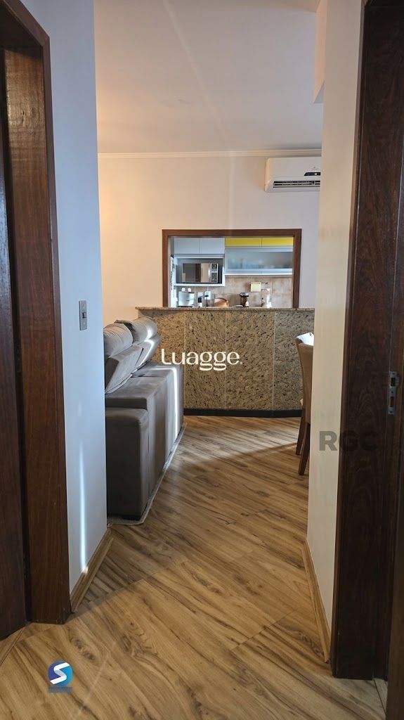 Vendo apto, 2 quartos, semi mobiliado, em localização priviligiada, na Protasio Alves