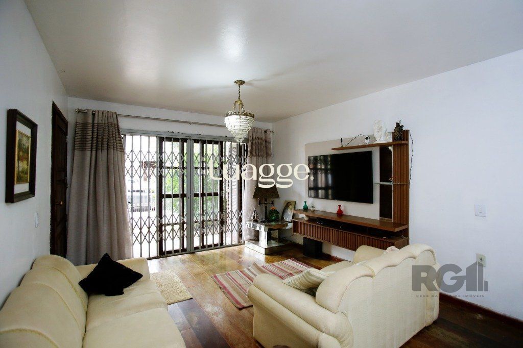 Casa à venda com 3 quartos, 232m² - Foto 1