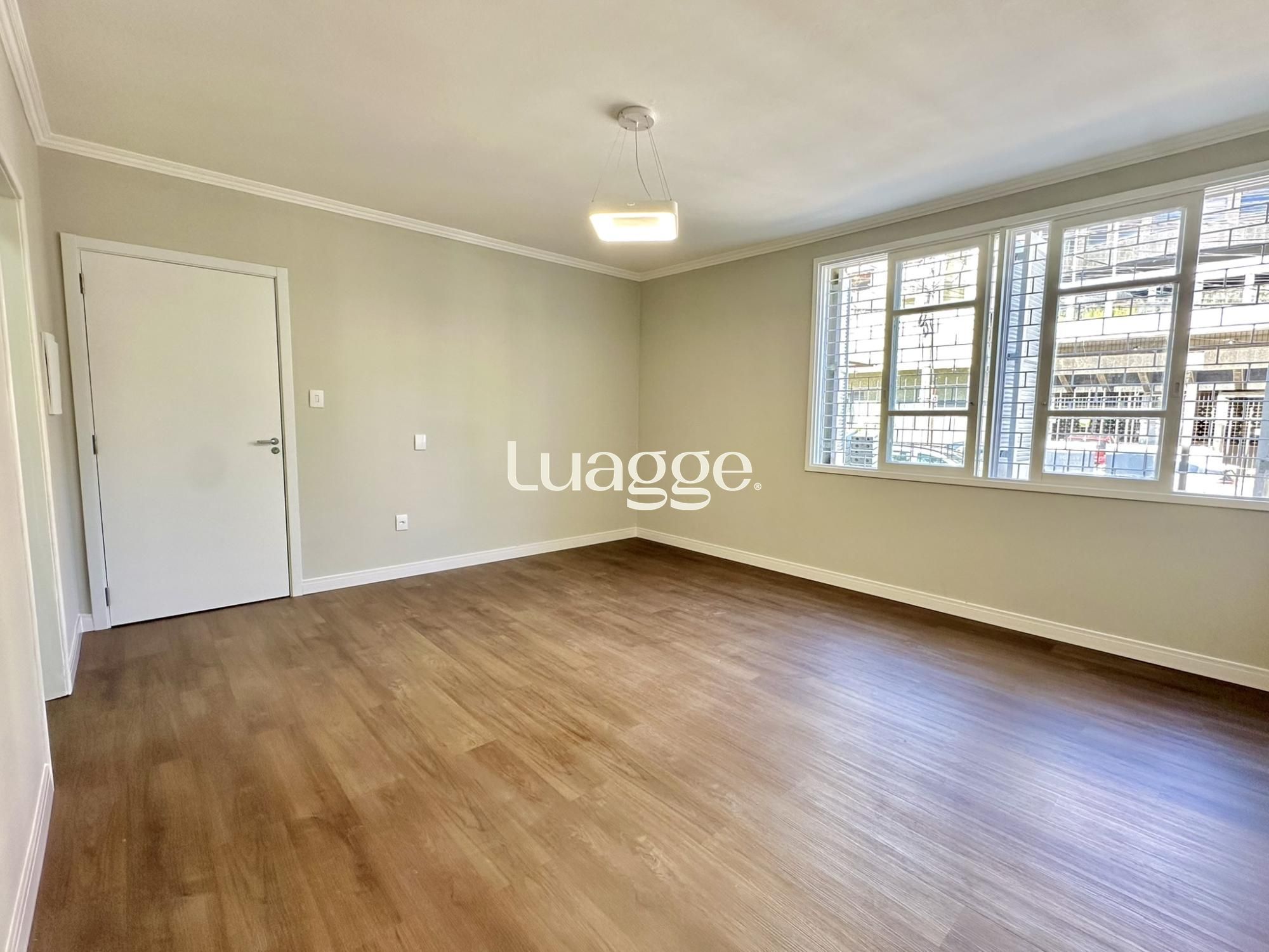 Amplo apartamento 1 dormitório com 57m² de frente no Menino Deus