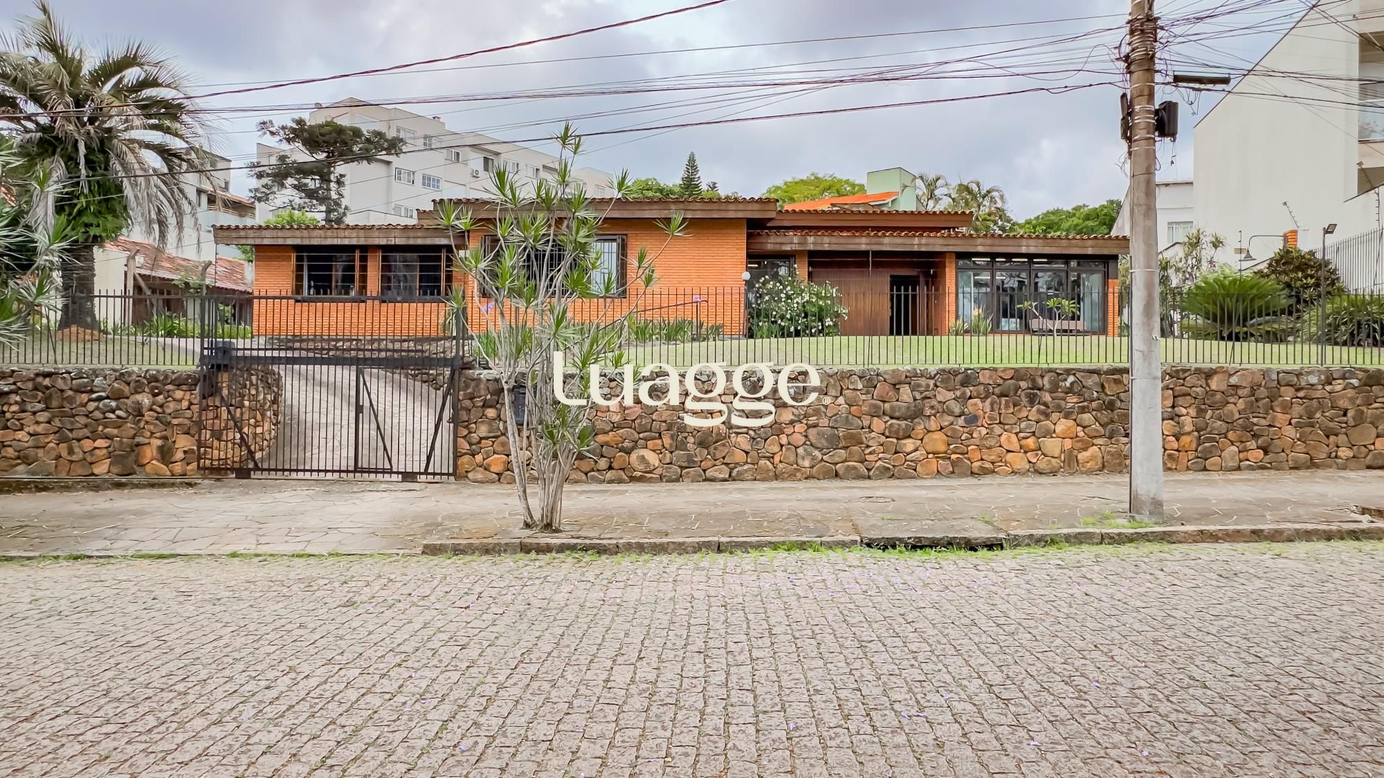 Casa à venda com 3 quartos, 315m² - Foto 1