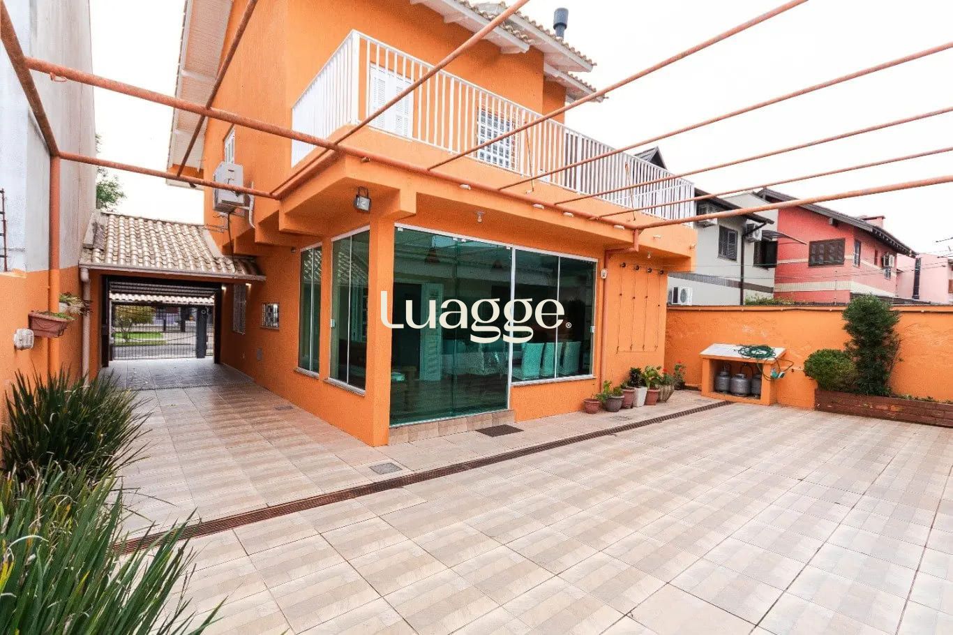 Casa à venda com 3 quartos, 225m² - Foto 1