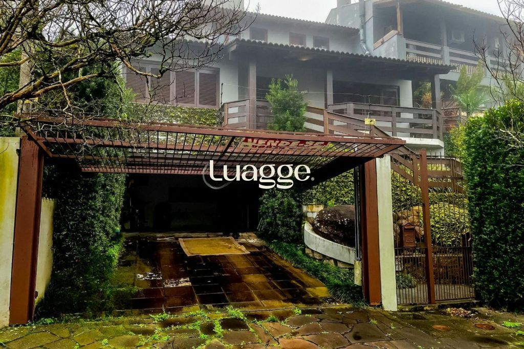 Casa de 3 dormitórios com piscina no bairro Teresópolis, em Porto Alegre.