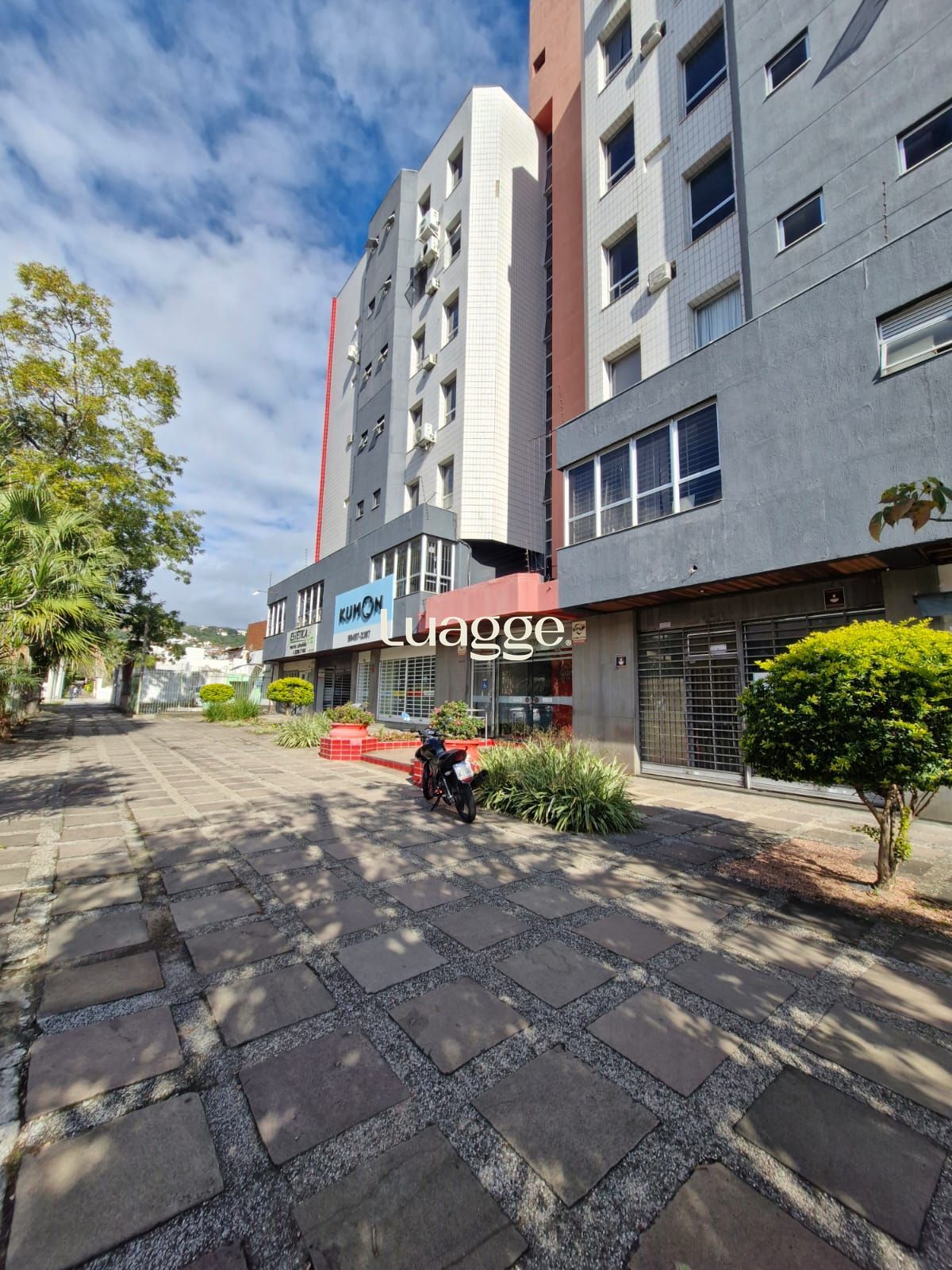 Sala comercial em prédio com elevador, no bairro Teresópolis.