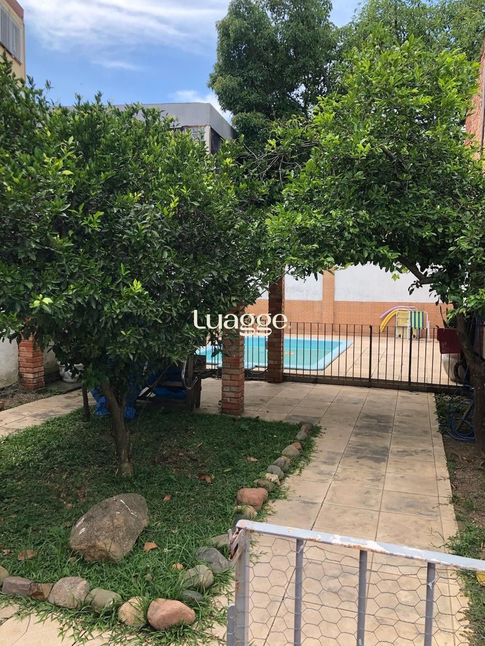 Casa à venda com 4 quartos, 223m² - Foto 1