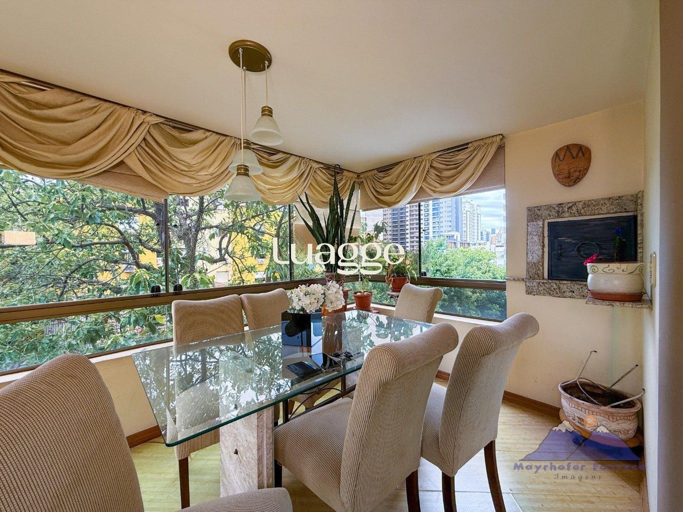 Apartamento de 2 dormitorios à venda em Passo da Areia, Porto Alegre.