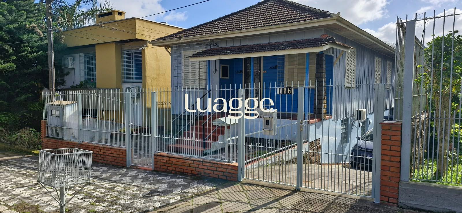2 Casas no mesmo terreno, 2 dormitórios cada, 2 garagem, ensolarada, rua calma e arborizada