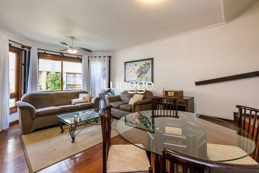 Casa à venda com 3 quartos, 226m² - Foto 1