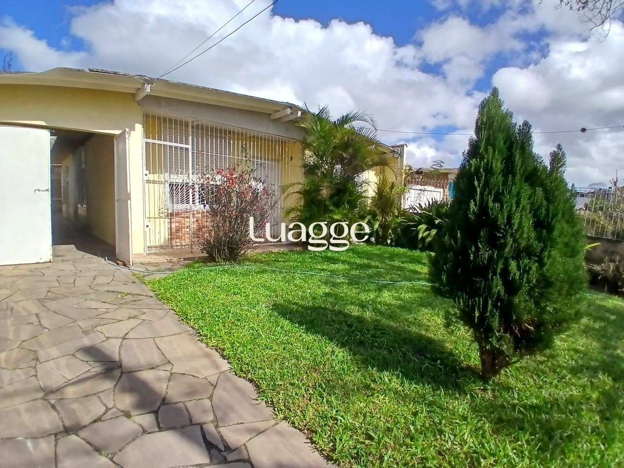 Casa à venda com 3 quartos, 109m² - Foto 1