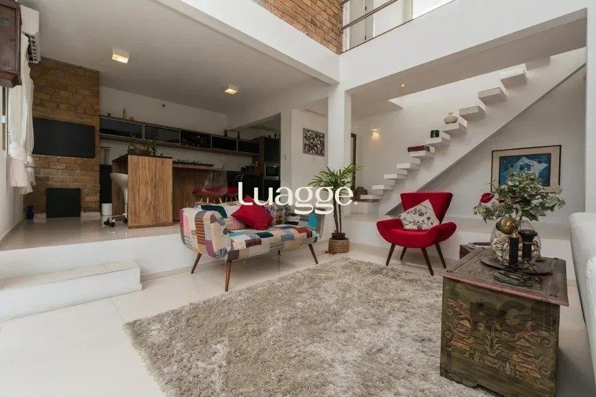 Casa à venda com 3 quartos, 274m² - Foto 1