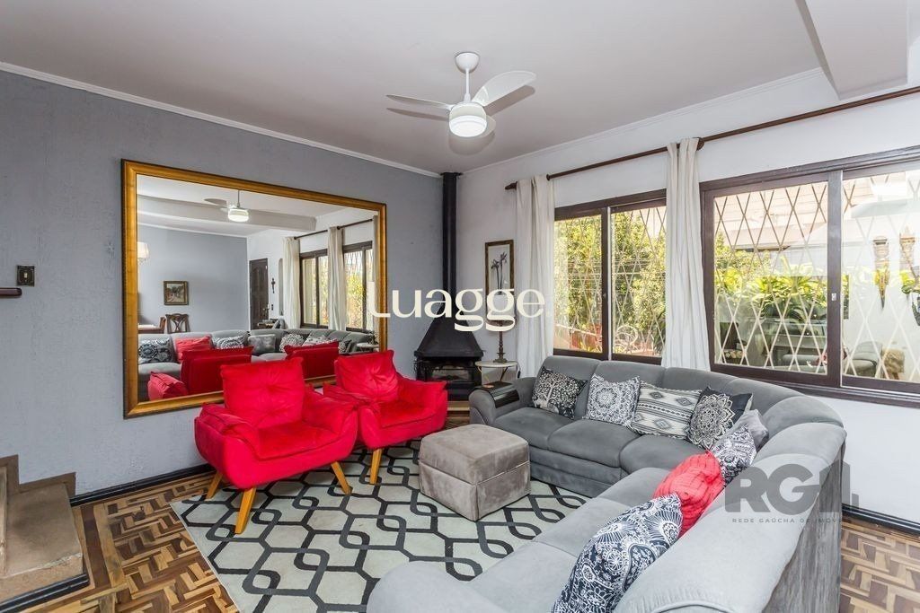 Casa à venda com 3 quartos, 211m² - Foto 1