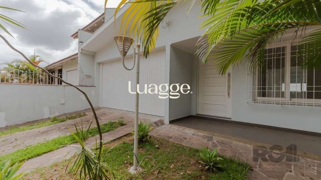 Casa à venda com 3 quartos, 232m² - Foto 1