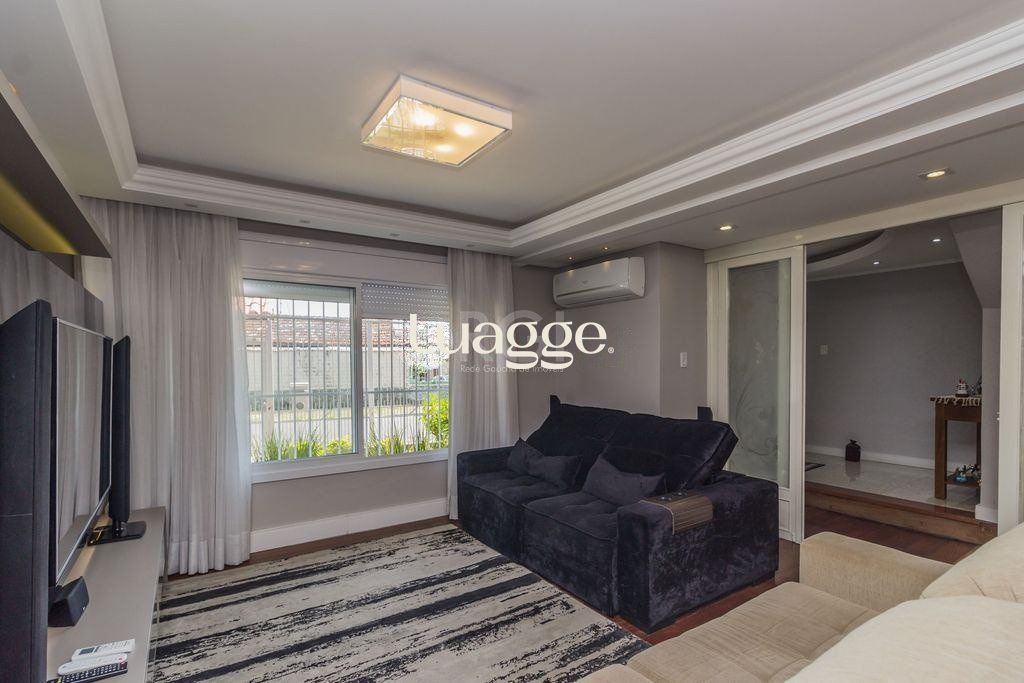 Casa à venda com 4 quartos, 231m² - Foto 1