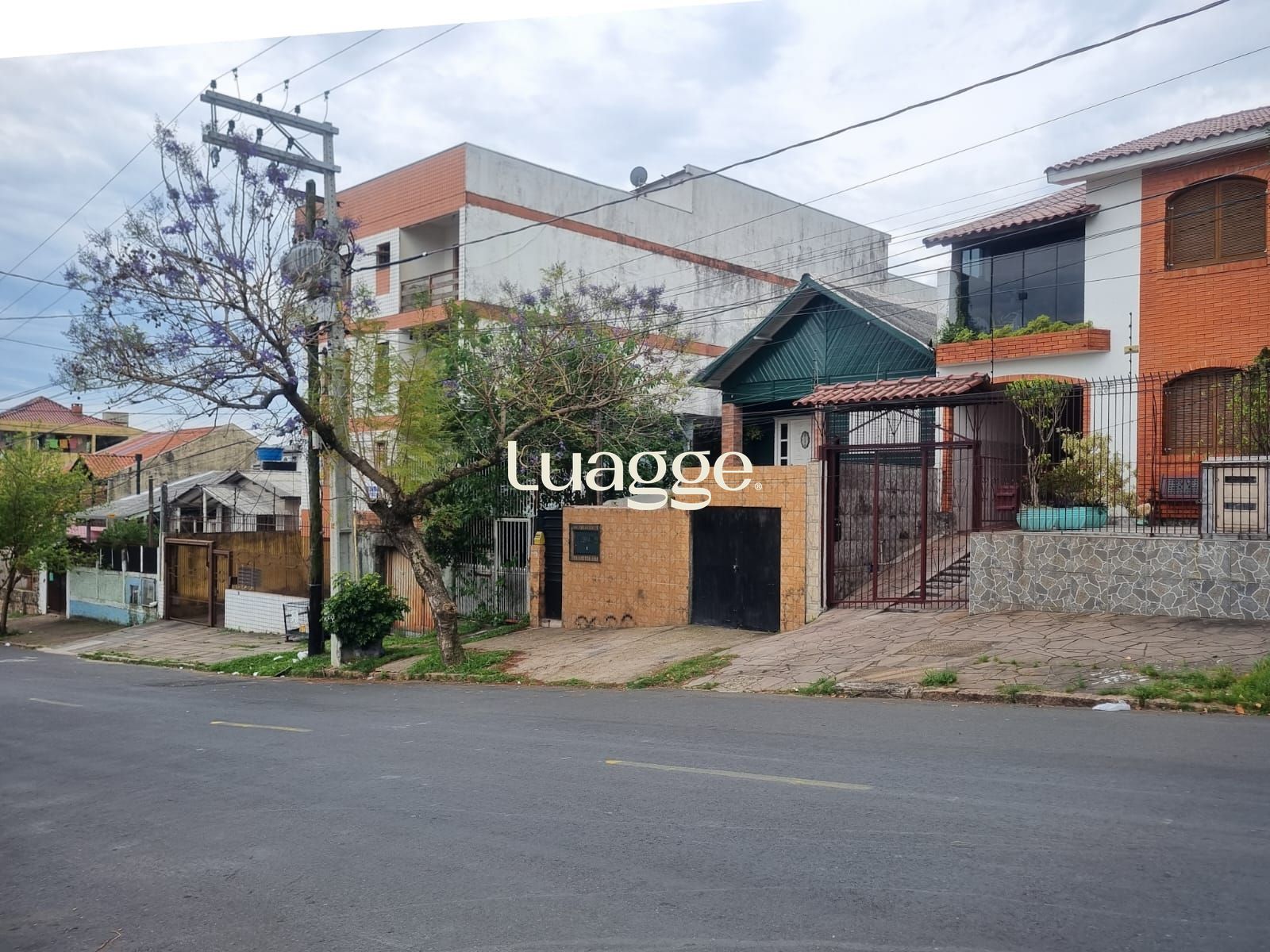 Chalé e edícula em Terreno plano e bem localizado! Ótima oportunidade para investir!