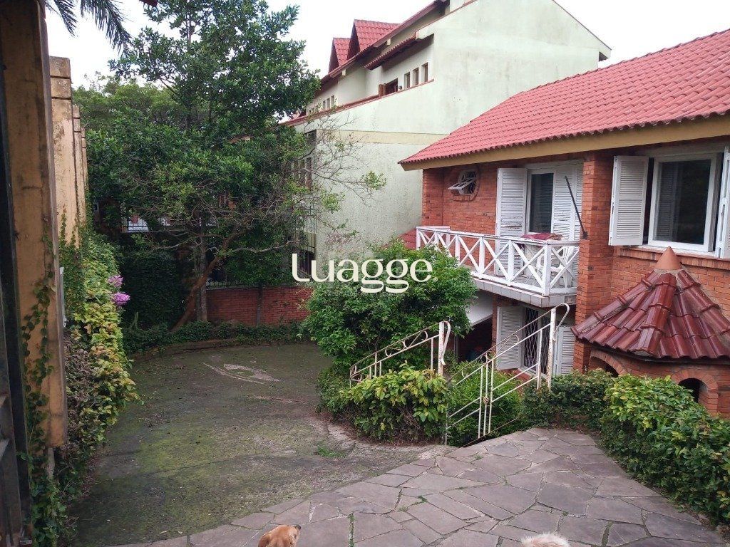 Casa à venda com 3 quartos, 258m² - Foto 1