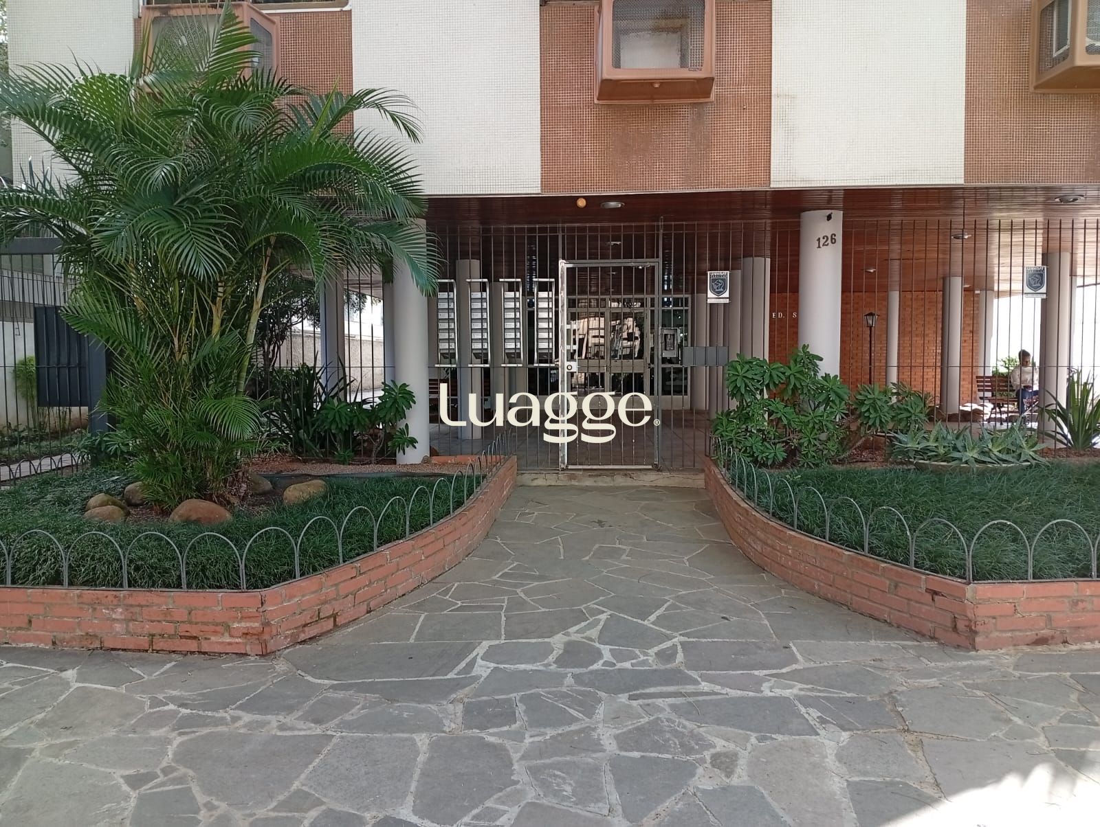 Apartamento à venda com 3 quartos, 107m² - Foto 2