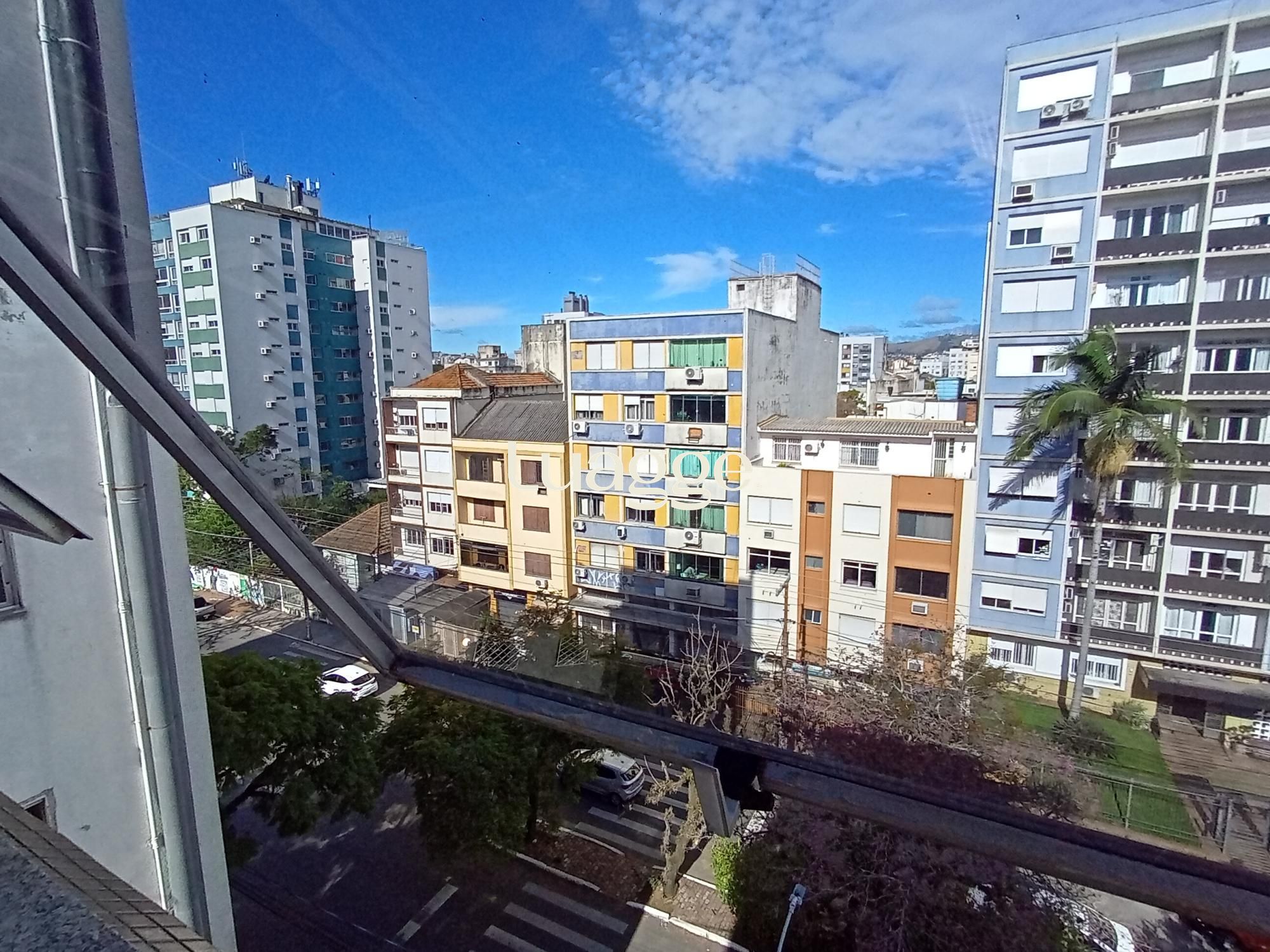 Sala na Venâncio Aires com mezanino e 2 banheiros