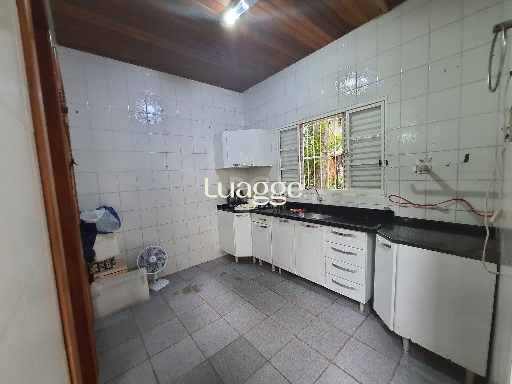 Casa à venda com 3 quartos, 301m² - Foto 4