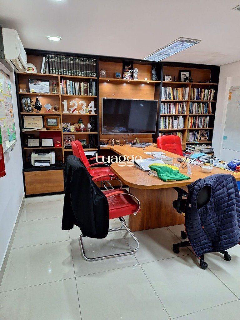 Casa à venda com 7 quartos, 327m² - Foto 14