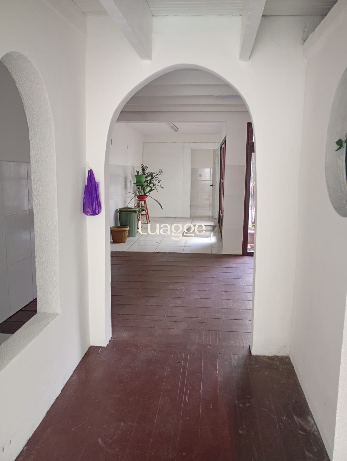 Excelente oportunidade de locação de casa comercial desocupada no bairro Floresta, em Porto Alegre, Rio Grande do Sul!