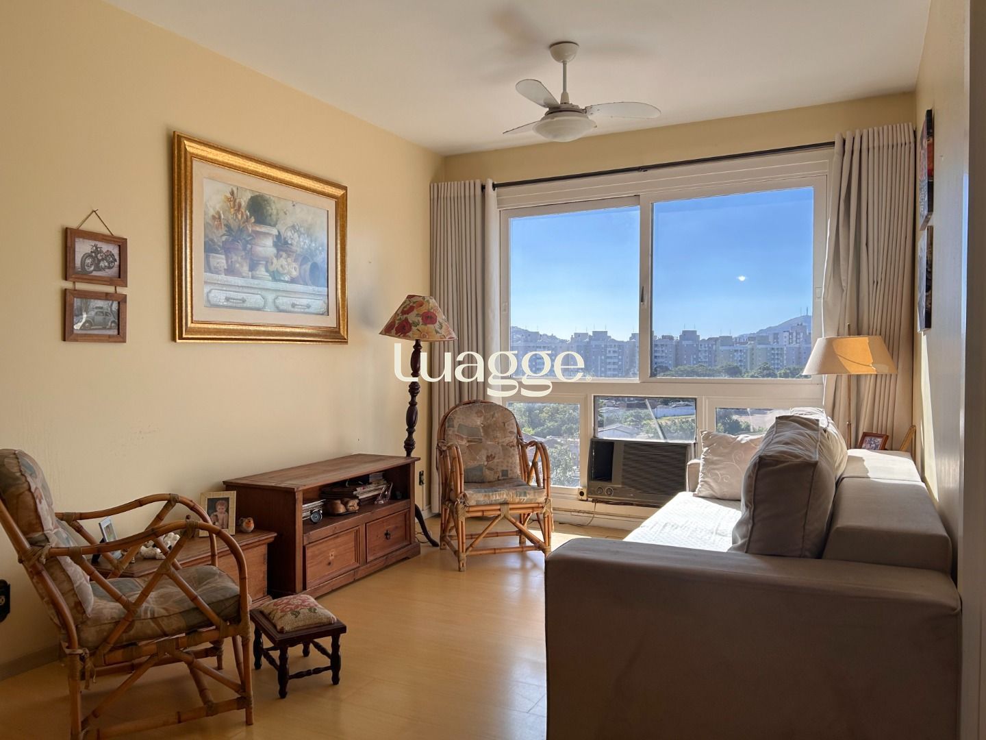 Lindo apartamento semi-mobiliado, 2 quartos, sacada e 1 vaga escriturada - Bairro Camaquã