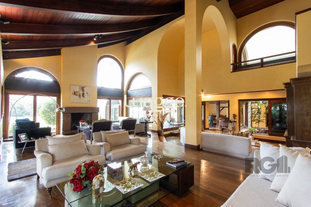 Casa para alugar com 4 quartos, 647m² - Foto 1