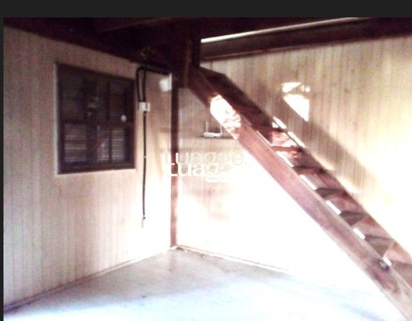 Casa de madeira à venda no Loteamento Tarumã, em Viamão.