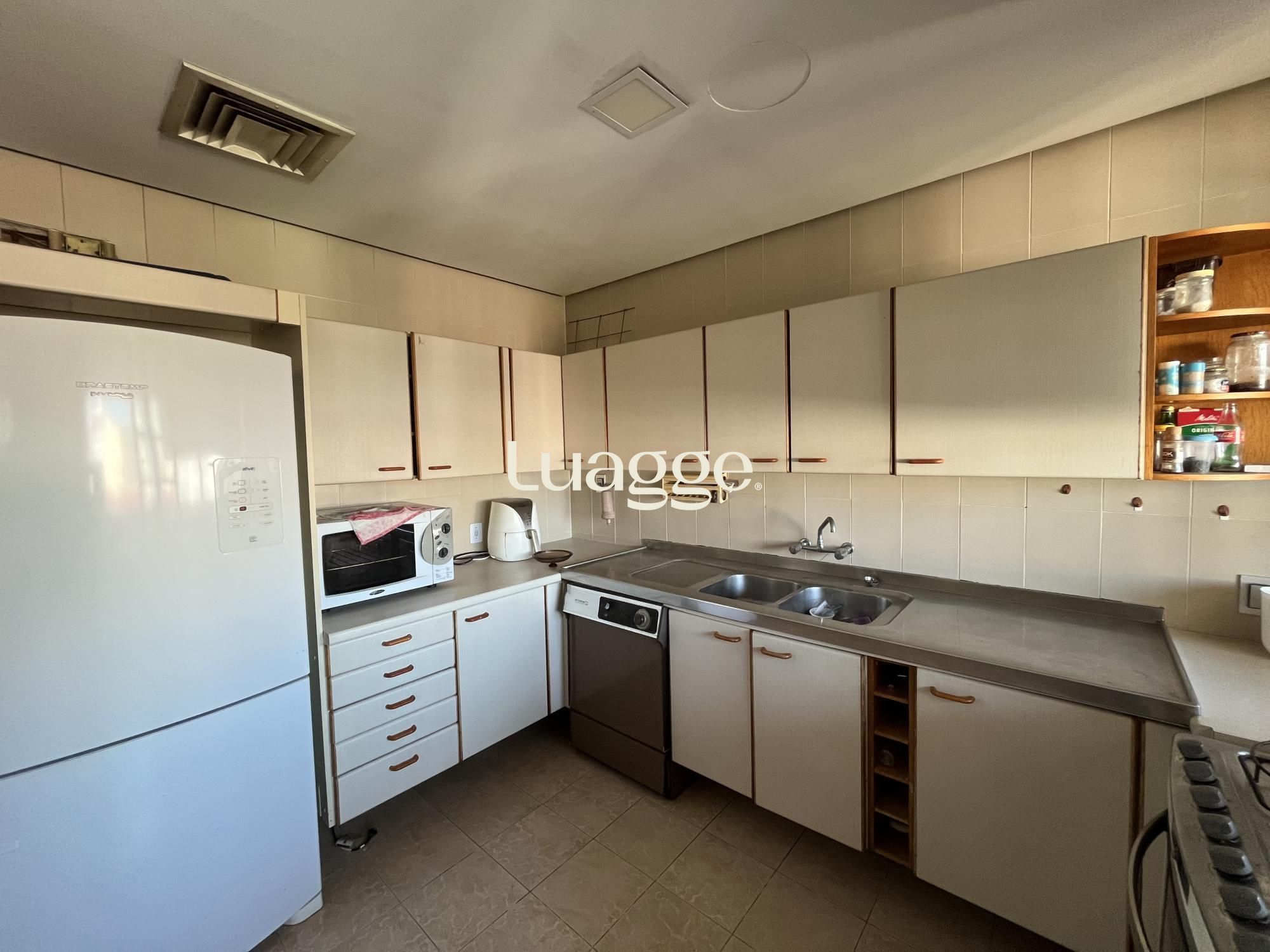Apartamento à venda com 3 quartos, 228m² - Foto 10