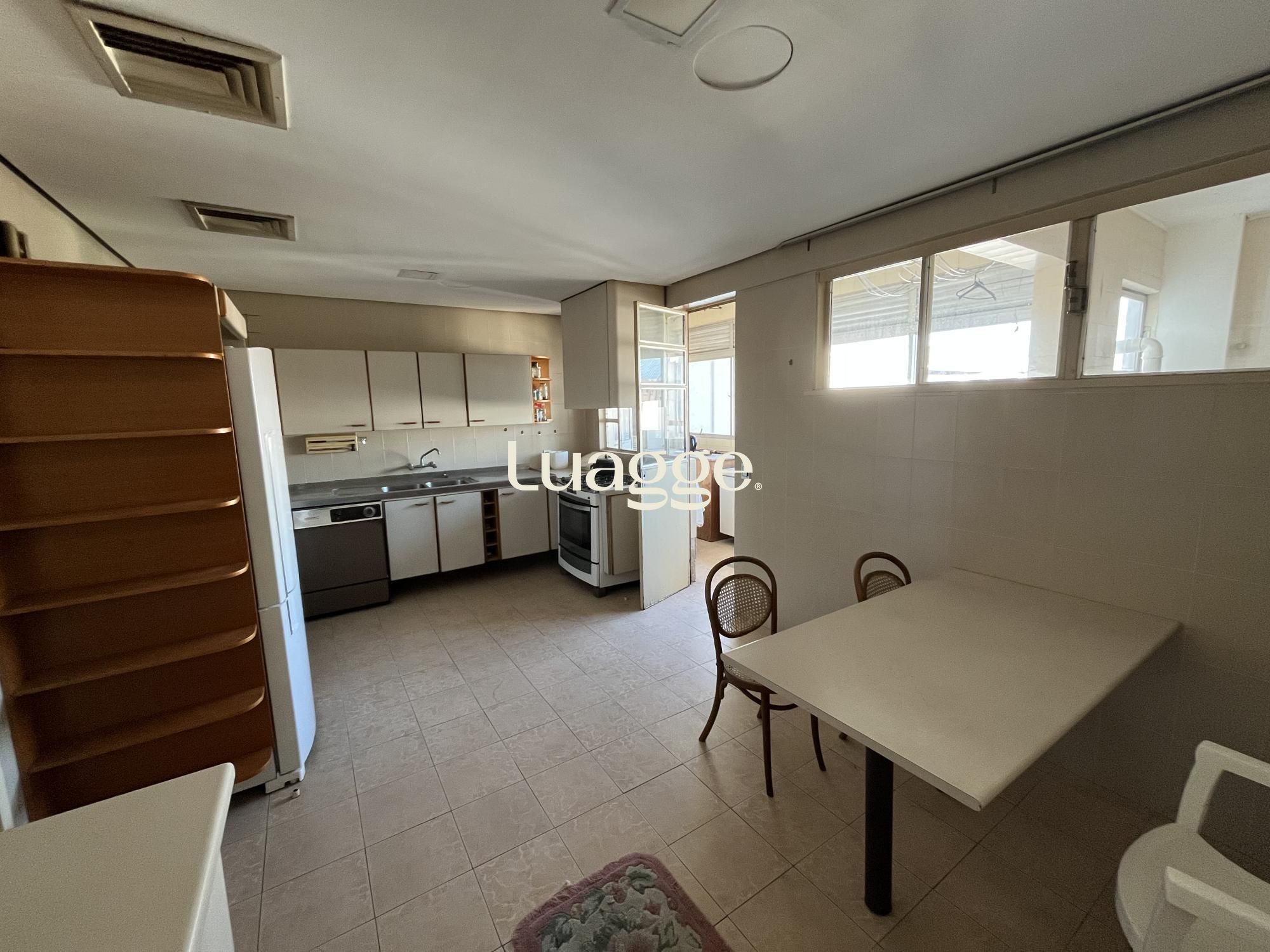 Apartamento à venda com 3 quartos, 228m² - Foto 9