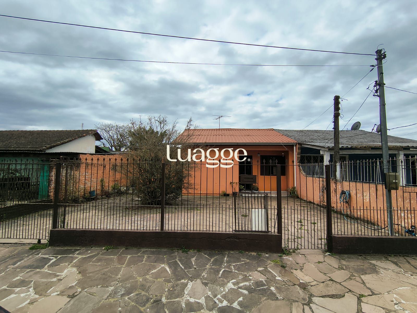 Casa à venda com 3 quartos, 101m² - Foto 1