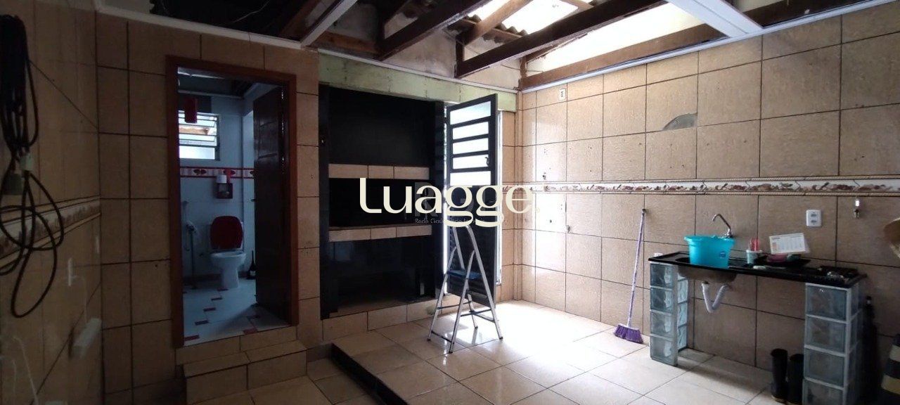 Casa à venda com 7 quartos, 201m² - Foto 4