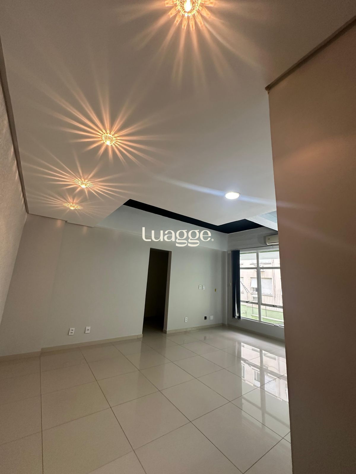 BELA SALA COMERCIAL NO BAIRRO MENINO DEUS, PRÓXIMO AO ESTÁDIO BEIRA-RIO.
