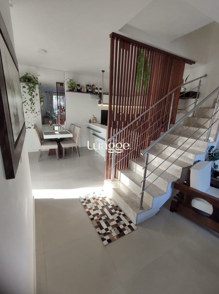 Casa à venda com 3 quartos, 101m² - Foto 1